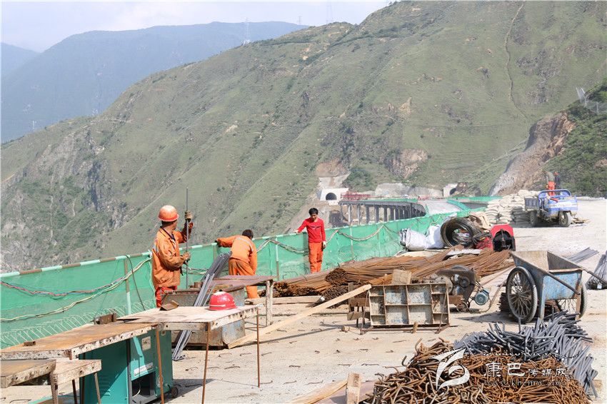 雅康高速瀘康段施工現場掠影