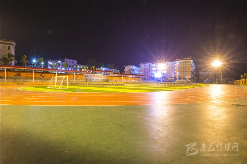 九龍灣壩寄宿制學(xué)?！白兡樣洝? onload=