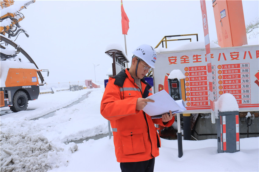 在施工現(xiàn)場(chǎng)做.jpg 在施工現(xiàn)場(chǎng)做.jpg