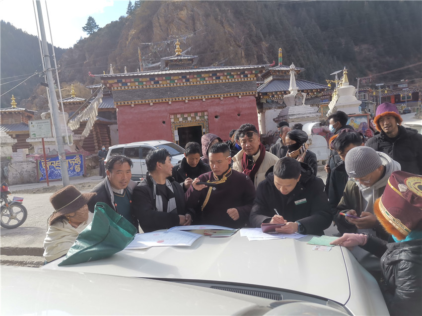 別樣的汽車銀行很接地氣，農(nóng)行德格縣支行開展農(nóng)戶信息建檔，現(xiàn)場為百姓開展金融服務。.jpg