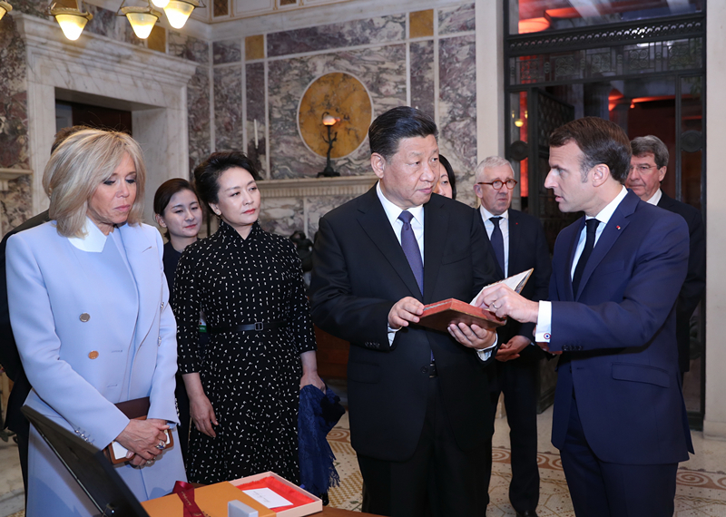 2019年3月24日，習近平在法國尼斯會見法國總統(tǒng)馬克龍。會見前，馬克龍向習近平贈送1688年法國出版的首部《論語導讀》法文版原著。