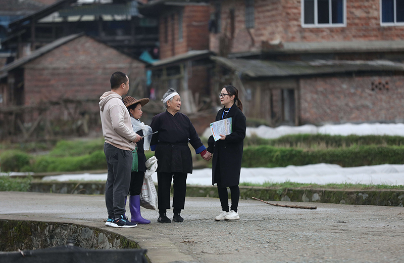 2022年3月24日，在廣西柳州市三江侗族自治縣良口鄉(xiāng)南寨村，紀檢監(jiān)察干部（右一、左一）在了解惠農(nóng)政策落實情況。