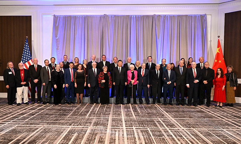 這是美國友好團體聯(lián)合歡迎宴會開始前，習近平主席會見飛虎隊和史迪威將軍后人、鼓嶺、艾奧瓦州、華盛頓州等方面友好人士代表，同他們親切交談并合影留念。