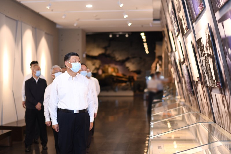 2022年8月16日至17日，中共中央總書(shū)記、國(guó)家主席、中央軍委主席習(xí)近平在遼寧考察。這是16日下午，習(xí)近平在錦州市考察遼沈戰(zhàn)役紀(jì)念館。 新華社記者 燕雁 攝