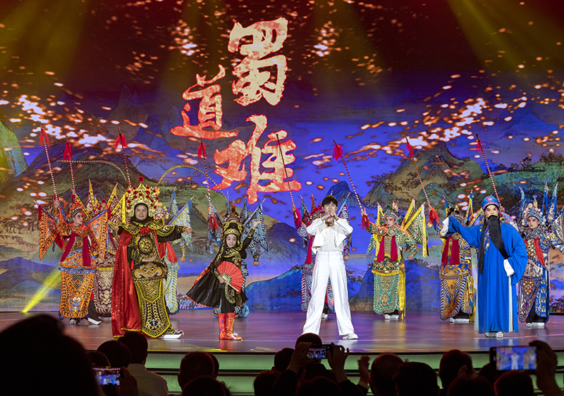 2023年10月13日，成都，“把青春華章寫(xiě)在祖國(guó)大地上”大思政課網(wǎng)絡(luò)主題宣傳和互動(dòng)引導(dǎo)活動(dòng)在四川大學(xué)舉行。