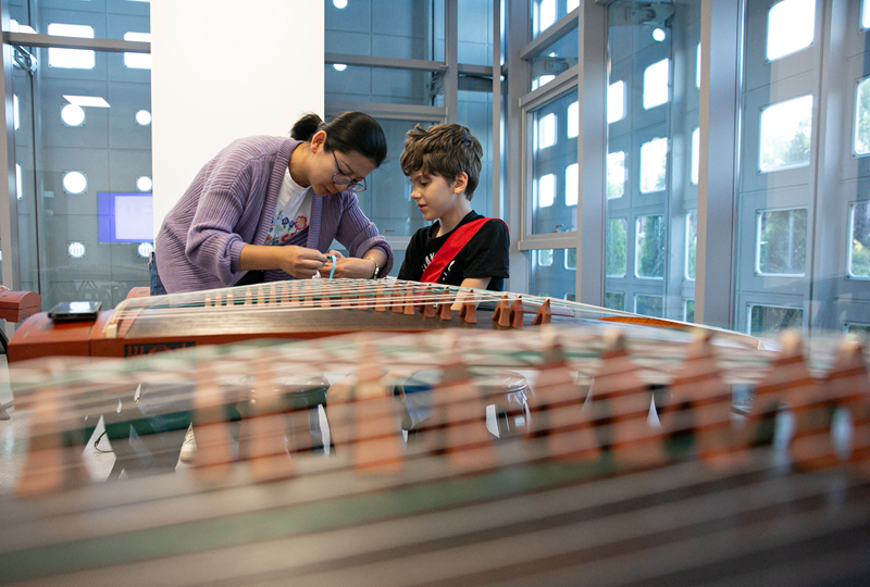 4月29日，在塞爾維亞貝爾格萊德中國文化中心，古箏指導(dǎo)老師王宣（左）在教學(xué)。新華社記者 李京 攝