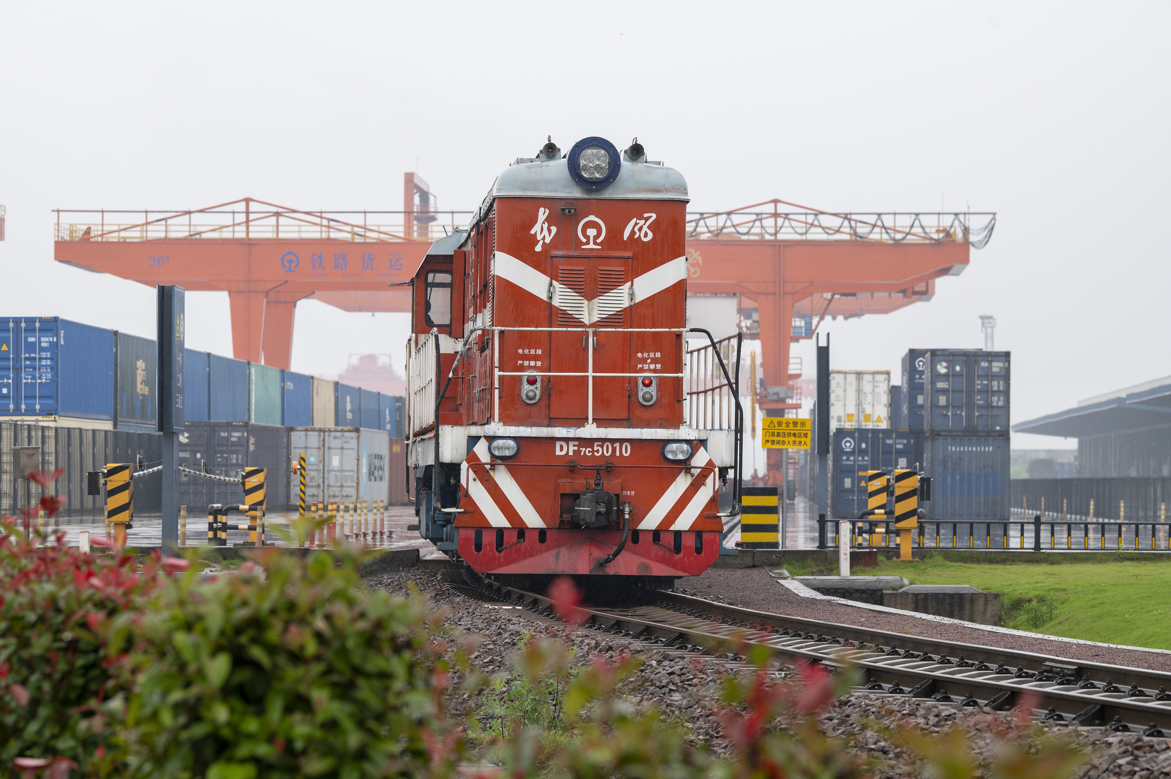 2024年5月5日，“五一”假期最后一天。在浙江省金華市金東區(qū)鐵路金華南站，一列滿載110標(biāo)箱的中歐班列緩緩啟程駛往匈牙利。