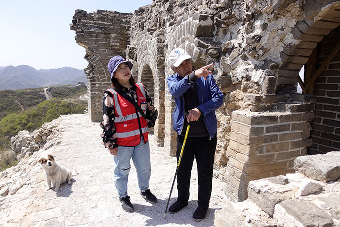 在明長(zhǎng)城遺址上，梅景田給外甥女劉紅巖講述長(zhǎng)城故事。