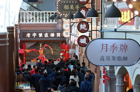 顧客在天津老字號(hào)集合店內(nèi)觀看演出。新華社記者 趙子碩 攝