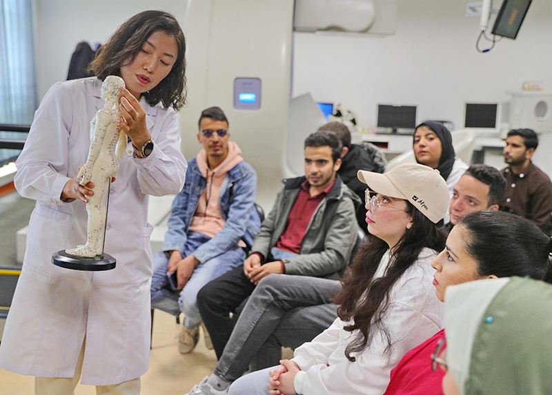 2023年4月19日，河北省秦皇島市中醫(yī)醫(yī)院醫(yī)務(wù)工作者為燕山大學外國留學生講解中醫(yī)經(jīng)絡(luò)知識。