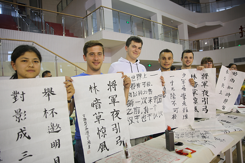 2017年6月5日，來自青島大學和中國石油大學（華東）的外國留學生在展示剛剛現(xiàn)場完成的書法作品。