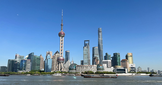 沿蘇州河遠眺陸家嘴城市建筑群。人民網(wǎng) 馬作鵬 攝